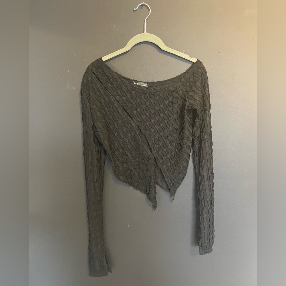 black long sleeve crop top
